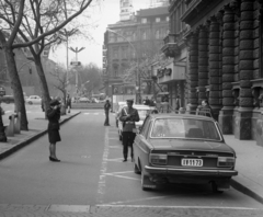 Magyarország, Budapest VI., Andrássy út (Népköztársaság útja) az Eötvös utca felől az Oktogon (November 7. tér) felé nézve., 1978, Magyar Rendőr, Volvo-márka, rendszám, Volvo 140, neon felirat, Budapest, Fortepan #66336