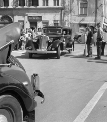 Magyarország, Esztergom, Széchenyi tér, veterán autók találkozója. Szemben a Lőrinc utca (Mártírok útja) mára elbontott házai., 1978, Magyar Rendőr, amerikai gyártmány, automobil, Graham-Paige-márka, Fortepan #66346