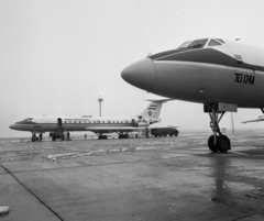 Magyarország, Ferihegyi (ma Liszt Ferenc) repülőtér, Budapest XVIII., TU-134 típusú sugárhajtású utasszállító repülőgépek, magyar kormánygépek., 1979, Magyar Rendőr, szovjet gyártmány, repülőgép, repülőtér, Tupoljev-márka, Tupoljev Tu-134, Budapest, reptéri lépcső, Fortepan #66354