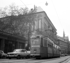 Magyarország, Budapest II., Frankel Leó út a Lukács fürdőnél, jobbra az ORFI épülete (később Budai Irgalmasrendi Kórház)., 1979, Magyar Rendőr, Polski Fiat-márka, Polski Fiat 125p, Budapest, ivócsarnok, huszártorony, Fortepan #66360