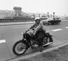 Magyarország, Budapest V., Széchenyi István (Roosevelt) tér. Szemben a Széchenyi Lánchíd, háttérben a budai Vár., 1979, Magyar Rendőr, BMW-márka, Budapest, függőhíd, William Tierney Clark-terv, motorkerékpár, Fortepan #66378