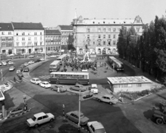 Magyarország, Budapest VIII., Baross tér a Keleti pályaudvar indulási oldalánál, jobbra a Verseny utca torkolata, balra a Thököly út házai. Középen Baross Gábor szobra., 1979, Magyar Rendőr, Polski Fiat 126p, Budapest, Ikarus 260, Ikarus-márka, Fortepan #66387