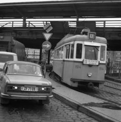 Magyarország, Budapest X., Mázsa tér a Liget (Zalka Máté) tér irányába nézve., 1979, Magyar Rendőr, csehszlovák gyártmány, Skoda-márka, villamos, jelzőtábla, rendszám, Budapest, országjelzés, viszonylatszám, Skoda 100, Fortepan #66392