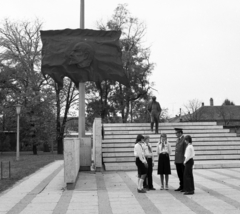 Magyarország, Mohács, Széchenyi tér, Lenin emlékmű (Varga Imre, 1974.)., 1979, Magyar Rendőr, úttörő, Lenin-ábrázolás, kecskeszakáll, Fortepan #66394