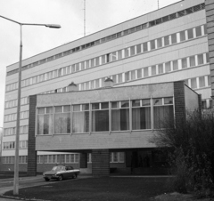 Magyarország, Szolnok, a Jász-Nagykun-Szolnok Megyei Rendőr-főkapitányság Szent István király utcai épületének udvari frontja., 1979, Magyar Rendőr, szovjet gyártmány, GAZ 24 Volga, rendőrjármű, rendőrség, Fortepan #66395