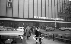 Magyarország, Budapest VIII., Blaha Lujza tér, Corvin Áruház., 1979, Magyar Rendőr, karácsony, Polski Fiat 126p, Polski Fiat 125p, Corvin Áruház, Budapest, bevásárlóközpont, Fortepan #66396