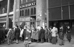 Magyarország, Budapest V., Ferenciek tere (Felszabadulás tér), jobbra a Párizsi udvar bejárata., 1979, Magyar Rendőr, középület, sorbanállás, eklektikus építészet, Budapest, Henrik Schmahl-terv, Fortepan #66397