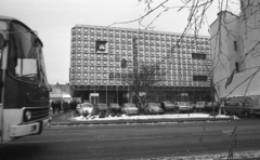 Magyarország, Székesfehérvár, Fehérvár Skála Áruház a Kégl György (Sallai Imre) utca felől nézve., 1980, Magyar Rendőr, autóbusz, felirat, utcakép, parkoló, áruház, épület, Polski Fiat 125p, Skála áruház, Ikarus-márka, Fortepan #66407