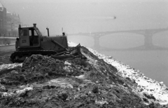 Magyarország, Budapest XIII., pesti alsó rakpart a Margit híd felé nézve, balra az Újpesti rakpart., 1980, Magyar Rendőr, Duna, Budapest, Duna-híd, Ernest Goüin-terv, Fortepan #66420