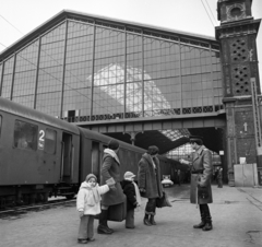 Magyarország, Budapest VI., Nyugati pályaudvar, a csarnok a külső vágányok felől., 1980, Magyar Rendőr, Budapest, Gustave Eiffel-terv, Fortepan #66431