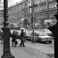 Magyarország, Budapest VI., Teréz (Lenin) körút a Nyugati pályaudvar előtt., 1980, Magyar Rendőr, taxi, neonreklám, taxiállomás, Polski Fiat 126p, VAZ 2101, Budapest, Fortepan #66435