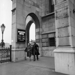 Magyarország, Budapest V., Kossuth Lajos tér, bejárat az Országgyűlési Könyvtárhoz., 1980, Magyar Rendőr, cégtábla, lámpaoszlop, férfi, kerítés, épület, nő, országház, utcanévtábla, Budapest, Fortepan #66446