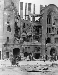 Magyarország, Budapest XI., Móricz Zsigmond körtér, szemben a súlyosan sérült 2. számú ház., 1956, Fortepan, forradalom, járókelő, épületkár, Budapest, Fortepan #6646