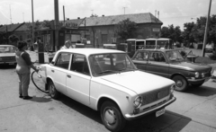 Magyarország, Szolnok, benzinkút a mai Márai Sándor parknál, háttérben a Konstantin utca házai, jobbra a Rákóczi utca torkolata., 1980, Magyar Rendőr, szovjet gyártmány, Lada-márka, Zaporozsec-márka, benzinkút, automobil, rendszám, VAZ 2101, tankolás, lányok-járművek, VAZ 2101, Fortepan #66471