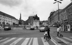 Magyarország, Pécs, Széchenyi tér, a Szentháromság-szobor és Hunyadi János szobra hátterében a Dzsámi., 1980, Magyar Rendőr, lovas szobor, szentháromság szobor, Hunyadi János-ábrázolás, gyalogátkelő, VAZ 2103/2106, VAZ 2101, Fortepan #66480