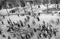 Magyarország, Budapest IX., Ferenc körút, a felvétel a Tompa utca sarkán álló épületből készült., 1956, Fortepan, kerékpár, forradalom, járműroncs, ágyú, kíváncsiság, Budapest, M30 tarack, Fortepan #6649