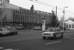 Magyarország, Városliget, Budapest XIV., Állatkerti körút, Fővárosi Nagycirkusz., 1981, Magyar Rendőr, plakát, járda, járókelő, hirdetőoszlop, buszmegálló, parkoló, épület, hangszóró, jelzőtábla, cirkusz, Dacia 1300, rendőrjármű, VAZ 2101, neon felirat, Budapest, ostorlámpa, Opel Rekord E, Fortepan #66541