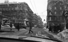 Magyarország, Budapest VI.,Budapest VII., Király (Majakovszkij) utca, balra az Erzsébet (Lenin) körút, jobbra a Teréz (Lenin) körút., 1981, Magyar Rendőr, tél, hó, neon felirat, Budapest, Közért Vállalat, bisztró, Fortepan #66550