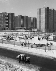 Magyarország, Budapest III., Békásmegyeri lakótelep, előtérben a Hatvany Lajos (Bogár Ignác) utca, a háttérben balra a Juhász Gyula utca, jobbra a Gyűrű utca panelházai., 1981, Magyar Rendőr, tél, hó, lakótelep, Budapest, Fortepan #66554