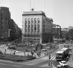 Magyarország, Budapest V., Deák Ferenc tér, balra a Deák Ferenc utca, jobbra az Erzsébet (Engels) tér. Szemben a Budapesti Rendőr-főkapitányság épülete., 1981, Magyar Rendőr, Budapest, vörös csillag, neon felirat, NDK gyártmány, autóbusz, gyalogátkelő, Fortepan #66654