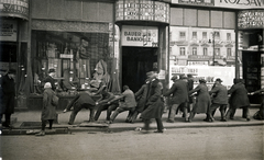 Magyarország, Budapest V., Szervita tér 5., Rózsavölgyi Zeneműbolt., 1928, Fortepan, kirakat, címer, szövet, art deco, Bauer Jenő Bankház, Rózsavölgyi és társa, Budapest, kötélhúzás, kábel, Fortepan #6666