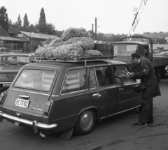 Magyarország, Budapest XIV., Bosnyák utca, nagybani zöldség-gyümölcs piac., 1981, Magyar Rendőr, rendszám, VAZ 2102, Budapest, tetőcsomagtartó, krumpli, Fortepan #66661