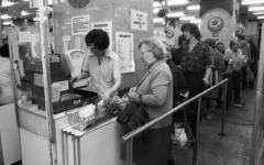 Magyarország, Budapest VIII., Blaha Lujza tér, Corvin Áruház., 1981, Magyar Rendőr, vásárlás, áruház, pénztár, sorbanállás, Corvin Áruház, pénztárgép, Budapest, bevásárlóközpont, önkiszolgáló, mérleg, Fortepan #66670