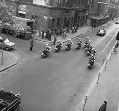 Magyarország, Budapest V., Nádor (Münnich Ferenc) utca, a Dél-jemeni delegáció konvoját felvezető motoros rendőrök a Szabadság térnél., 1981, Magyar Rendőr, Mercedes-márka, Polski Fiat 126p, Budapest, Fortepan #66680