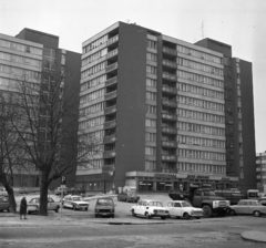 Magyarország, Gödöllő, Dózsa György út a Szabadság tér közelében., 1981, Magyar Rendőr, jármű, lakótelep, útjelző tábla, járókelő, utcakép, lakóház, Polski Fiat-márka, parkoló, üzletportál, ZiL-130, Skoda 100, Polski Fiat 126p, magasház, VAZ 2101, VAZ 2103/2106, Skoda 120, tetőantenna, ZIL 555 MMZ, Fortepan #66691