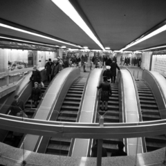 Magyarország, Budapest VI., Nyugati (Marx) tér, a metróállomás mozgólépcsője., 1982, Magyar Rendőr, mozgólépcső, metróállomás, Budapest, Fortepan #66707