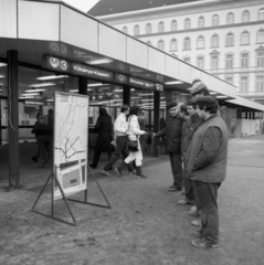 Magyarország, Budapest V., az ekkor névtelen, ma Podmaniczky Frigyes tér, a metró Arany János utcai állomásának csarnoka, az új szakasz megnyításakor., 1982, Magyar Rendőr, Budapest, Fortepan #66712