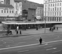 Magyarország, Budapest V., az ekkor névtelen, ma Podmaniczky Frigyes tér, a Bajcsy-Zsilinszky útról nézve. A metró építékezési területe a felvonótoronnyal és az Arany János utcai állomásának csarnoka az új szakasz megnyításakor., 1982, Magyar Rendőr, Budapest, Fortepan #66714