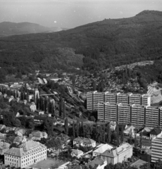 Magyarország, Salgótarján, kilátás a Szent Imre-hegyről az Arany János úti temető (Régitemető) felé. Középen balra a modern ferencrendi templom., 1981, Magyar Rendőr, templom, látkép, Ferences rend, Szontágh Pál-terv, Fortepan #66718