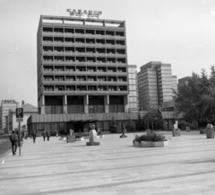 Magyarország, Salgótarján, Fő tér, Karancs szálló., 1981, Magyar Rendőr, felirat, tér, utcakép, szálloda, panelház, építészet, magasház, Fortepan #66721