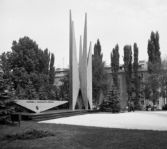 Magyarország, Salgótarján, December 8. (Lenin) tér, Szovjet hősi emlékmű (Csaba László, 1970.)., 1981, Magyar Rendőr, szocializmus, emlékmű, lakótelep, politika, Fortepan #66722