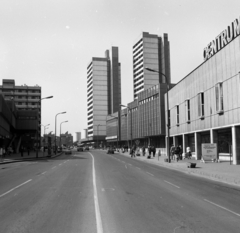 Magyarország, Salgótarján, Rákóczi út, szemben a garzonházak., 1981, Magyar Rendőr, kandeláber, utcakép, építészet, áruház, szocreál, magasház, Fortepan #66724