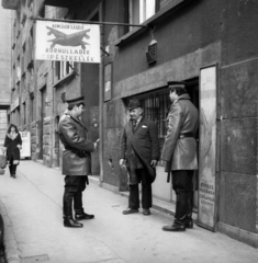 Magyarország, Budapest XIII., Visegrádi utca 33/b., 1982, Magyar Rendőr, igazoltatás, Budapest, alkoholszonda, Fortepan #66726