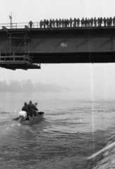 Magyarország, Budapest, az Árpád híd szélesítési munkálatai a Margitszigetről nézve., 1982, Magyar Rendőr, híd, folyó, hídépítés, motorcsónak, Fortepan #66728