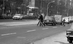 Magyarország, Budapest V.,Budapest XIII., Szent István körút, szemben a Nagy Ignác utca torkolata., 1982, Magyar Rendőr, Trabant-márka, Lada-márka, Zuk-márka, Dacia-márka, Polski Fiat 126p, furgon, Polski Fiat 125p, VAZ 2103/2106, Budapest, Fősped, IZS 2715, Trabant 601 Universal, Fortepan #66744