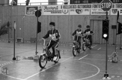 Magyarország, Eger, az ifjúsági közlekedésbiztonsági kupa döntője a Körcsarnokban, segéd-motorkerékpárosok szabályossági versenye., 1982, Magyar Rendőr, motorkerékpár, jelzőlámpa, robogó, jelzőtábla, tornaterem, Jawa Babetta, AFIT-szervezet, segédmotor, KRESZ park, Fortepan #66752