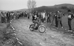 Magyarország, Eger, ifjúsági közlekedésbiztonsági kupa döntője, terepügyességi verseny a Baktai út mellett, a város határában., 1982, Magyar Rendőr, motorkerékpár, verseny, robogó, Jawa-márka, Jawa Babetta, segédmotor, Fortepan #66755