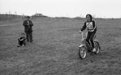 Magyarország, Eger, ifjúsági közlekedésbiztonsági kupa döntője, terepügyességi verseny a Baktai út mellett, a város határában., 1982, Magyar Rendőr, motorkerékpár, verseny, robogó, Jawa-márka, Jawa Babetta, rajtszám, segédmotor, Fortepan #66756