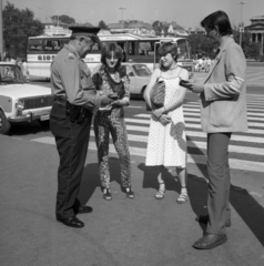 Magyarország, Budapest XIV., Hősök tere, igazoltatás., 1982, Magyar Rendőr, rendőr, igazoltatás, szandál, Budapest, önkéntes rendőr, gyalogátkelő, Fortepan #66779