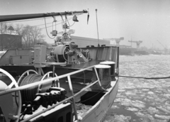 Hungary, Budapest XIII., Újpesti-öböl, a Magyar Hajó- és Darugyár Angyalföldi Gyáregysége., 1982, Magyar Rendőr, ship, crane, ice breaking, winch, Budapest, mast, Fortepan #66790