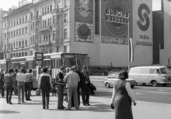 Magyarország, Budapest VIII., Blaha Lujza tér., 1982, Magyar Rendőr, Polski Fiat-márka, Polski Fiat 126p, Globus-márka, Budapest, Skála áruház, Fortepan #66804