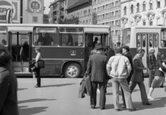 Magyarország, Budapest VIII., Blaha Lujza tér, szemben az Akácfa utca., 1982, Magyar Rendőr, autóbusz, Ikarus-márka, buszmegálló, Budapest, Pepsi-márka, Fortepan #66806