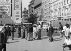 Magyarország, Budapest VIII., Blaha Lujza tér, szemben az Akácfa utca., 1982, Magyar Rendőr, eszpresszó, Polski Fiat-márka, büfé, Polski Fiat 126p, Volkswagen Golf, Budapest, Pepsi-márka, Fortepan #66809