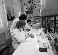 Magyarország, Budapest VIII., Mosonyi utca 9., a BM Országos Rendőrfőkapitányság Bűnügyi Technikai Osztályának kémiai laboratóriuma., 1982, Magyar Rendőr, laboratórium, Kádár János-ábrázolás, Budapest, Fortepan #66815