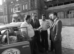 Magyarország, Miskolc, Tiszai pályaudvar., 1982, Magyar Rendőr, taxi, pályaudvar, vörös csillag, Volán-szervezet, eklektikus építészet, Volán taxi, Pfaff Ferenc-terv, kockakő, kockás ing, öltöny, férfiak, Fortepan #66833