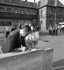 Hungary, Miskolc, Tiszai pályaudvar., 1982, Magyar Rendőr, identity check, train station, eclectic architecture, Ferenc Pfaff-design, man, woman, street view, cop, Fortepan #66837